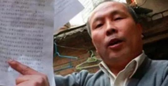 2003年，北京人张长福死活不同意拆迁，他仗着奥运会威胁开发商，谁料开发商根本不