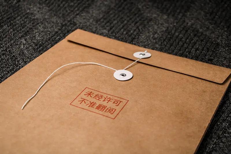 事件：“某单位中层干部张某违规携带3份涉密文件回家，允许亲属李某浏览，李某趁机偷