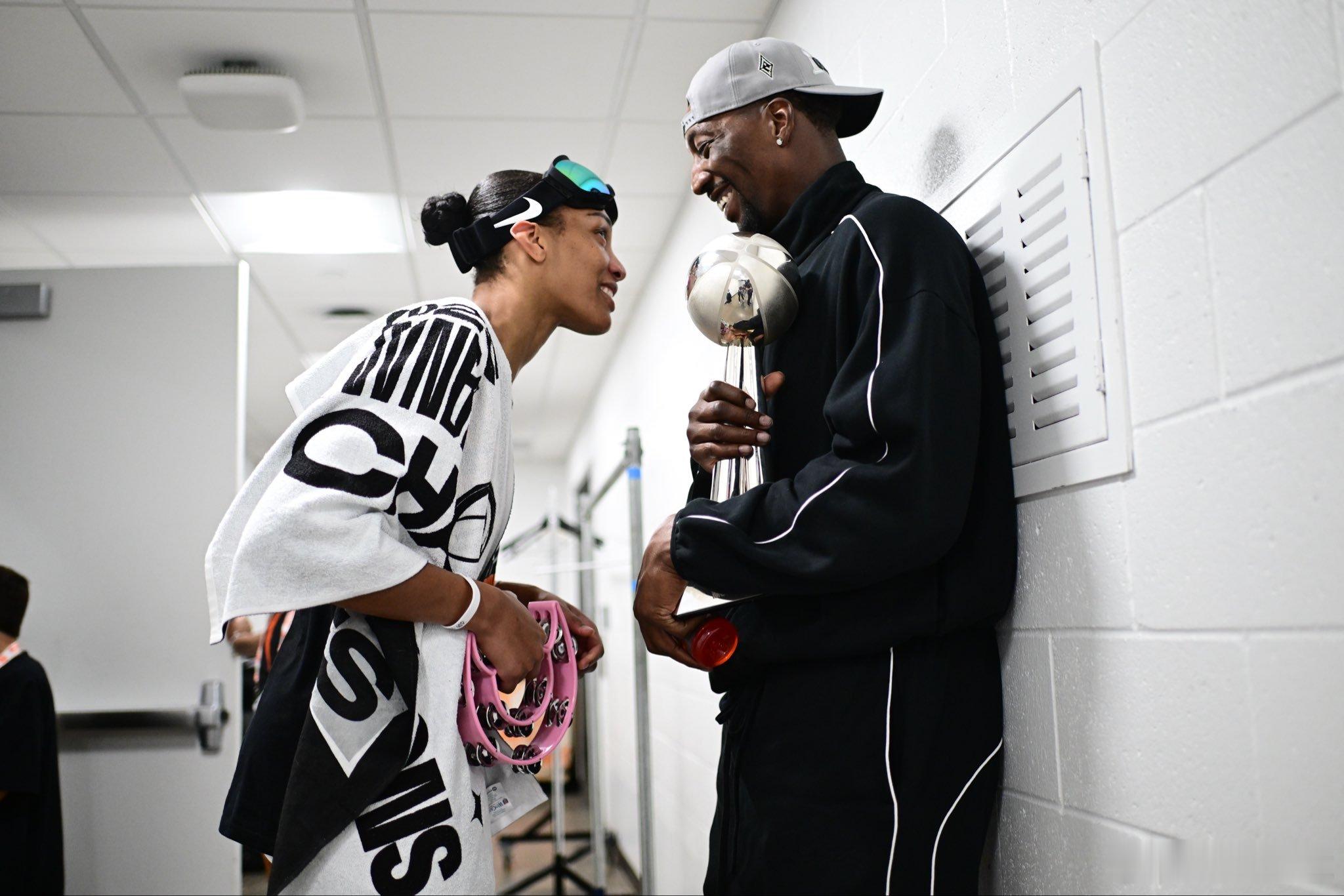 真甜啊，这两人甜蜜对视：A❤️B。（阿贾❤️巴姆）wnba新赛季篮不住 ​​​