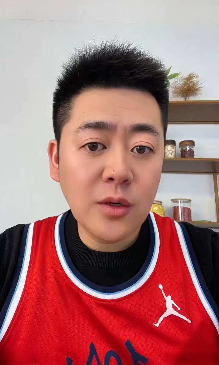 火箭最后两分钟，杜兰特把球给我？
他的生死球命中率只有35.2%。
申京在篮下被