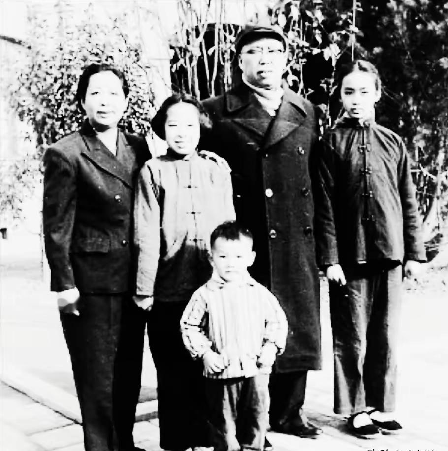 1950年，老家的二哥进城，看了总政主任罗荣桓。一见面，二哥就抱出1个娃娃，指着
