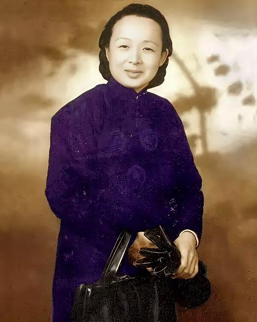 1949年，陈毅听说，抗日名将谢晋元的遗孀带着几个孩子露宿街头，连忙指示送她一套