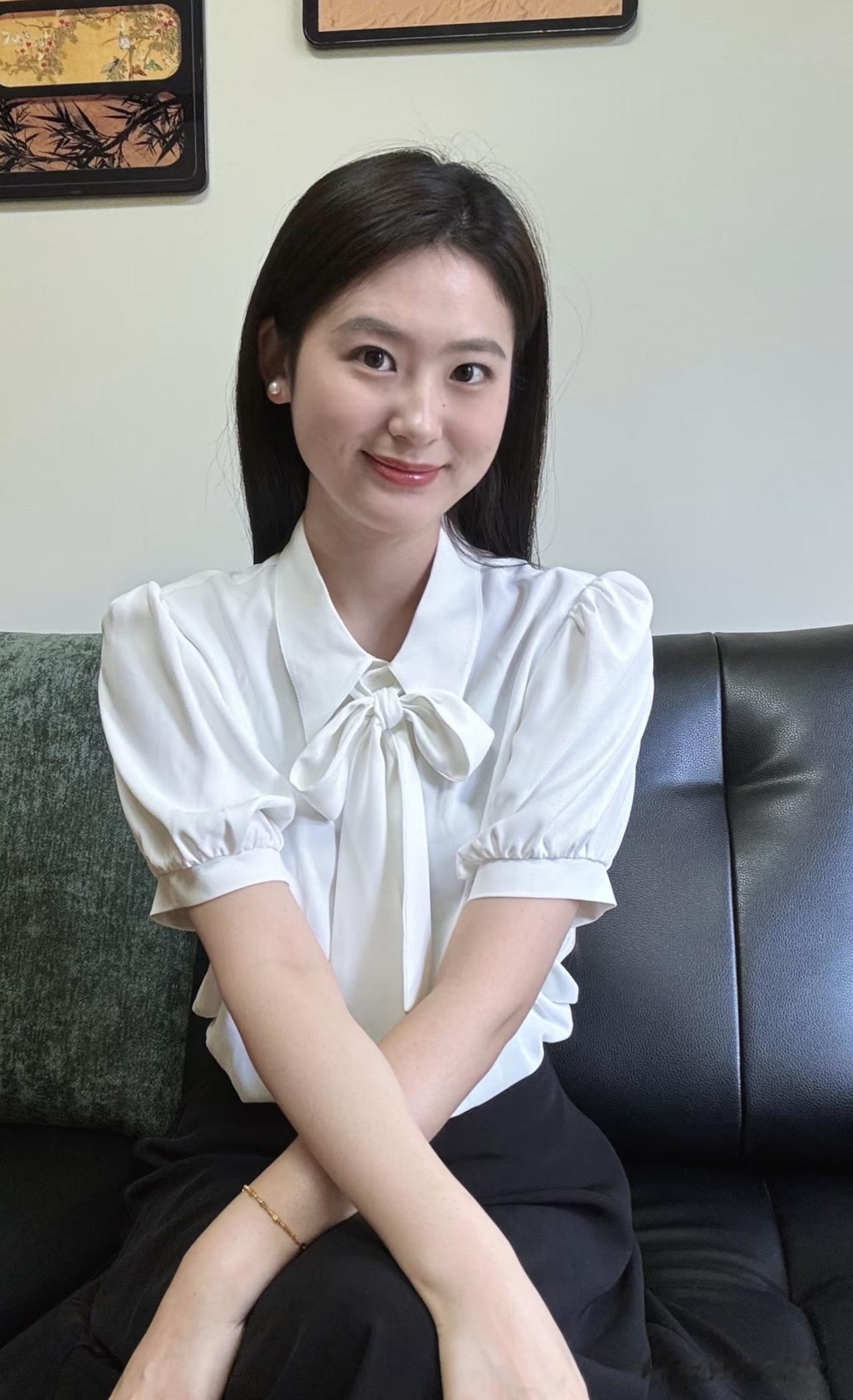 点绛唇·清坐
 
素领凝霜，襟前巧结柔丝带。
珠钿轻缀，眼漾春波态。
 
静倚沙