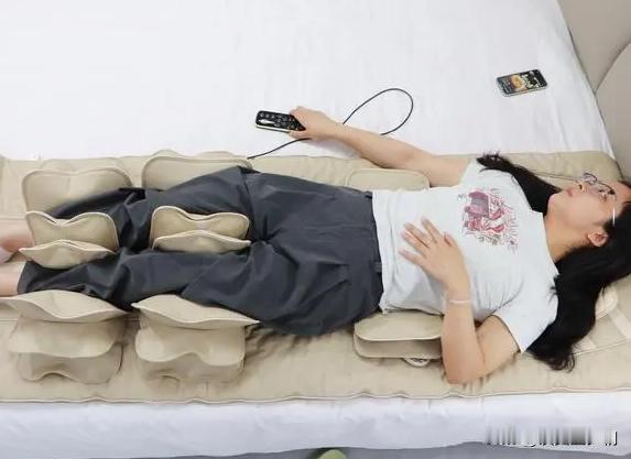 内蒙古自治区，一男子无证经营私人诊所，他让女患者侧卧接受私护按摩，又趁女患者不注
