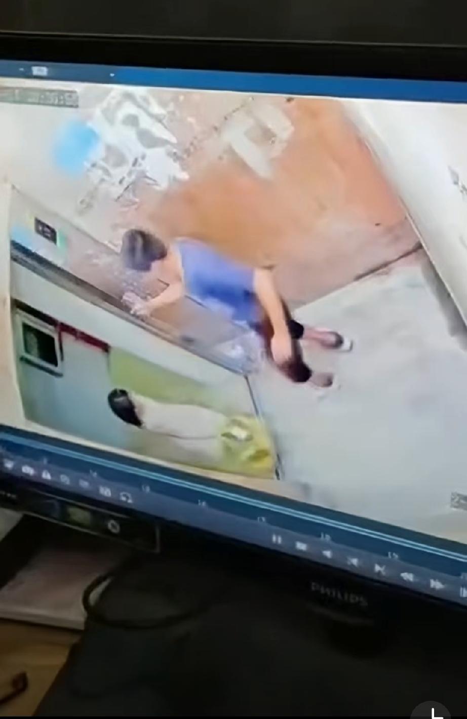 毛骨悚然，以为这畜生腿脚不方便才这样站的！世上人太可怕 腿没劲站不起来 腿麻腿软