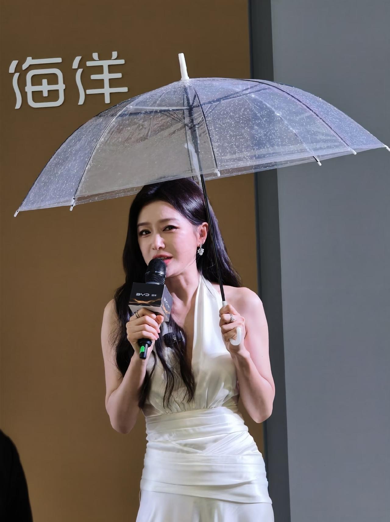 47 岁的秦岚杭州出席活动，长发深 V 有韵味，看着像 30 多岁！
最近，47