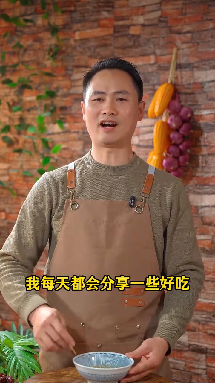 青椒炒肉。
您可要看好了，你家炒肉是不是也这样？肉一下锅就呲啦一声粘在锅底，铲都