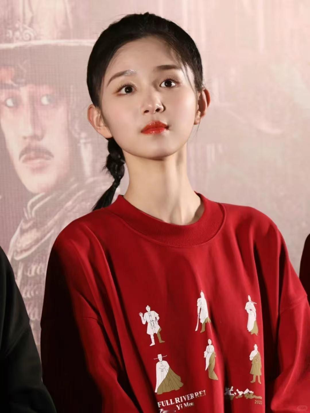 许静雅回应谋女郎身份无限超越班 有人问她和之前的“谋女郎”像不像。许静雅：像是因