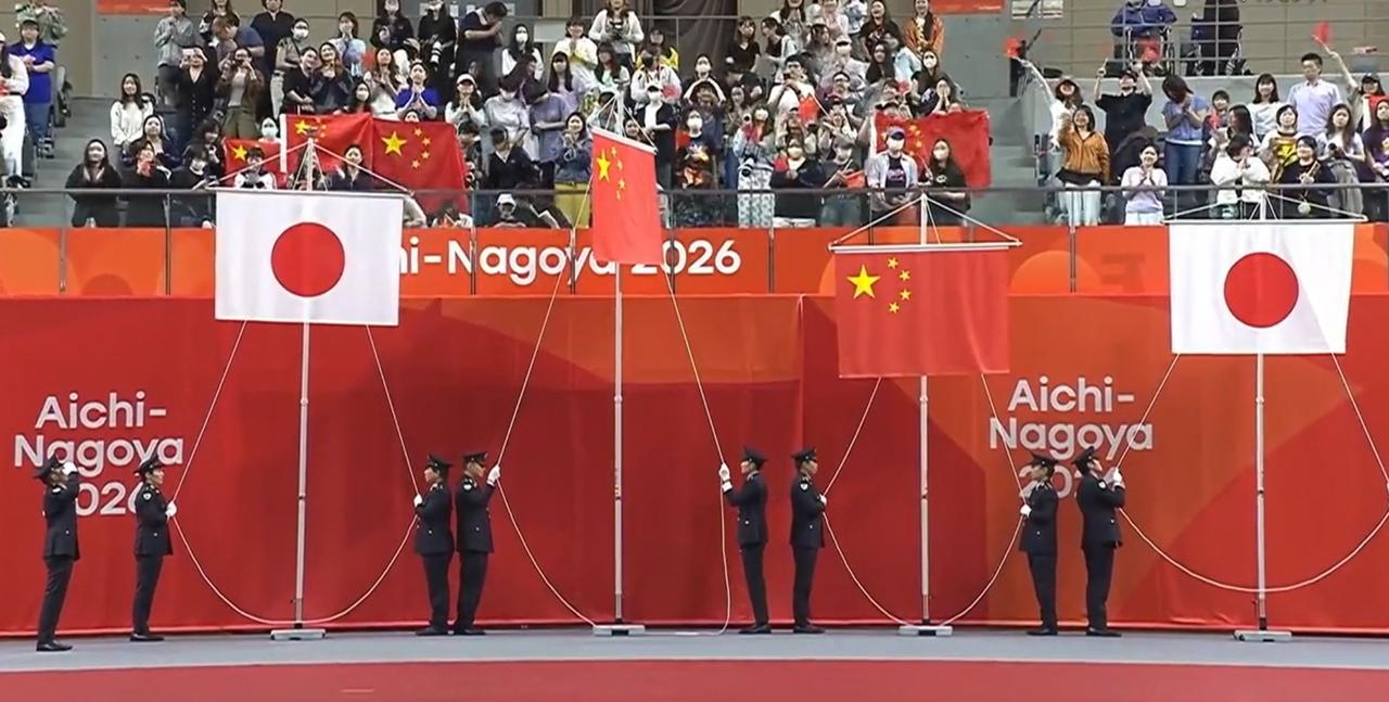 乒乓球男双颁奖的升旗仪式又搞砸了。
这次亚运会乒乓球赛场的升旗仪式就跟小朋友过家