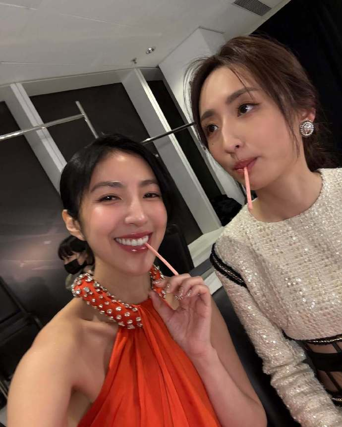 杨谨华柯佳嬿合影 姐姐同框美美的很安心~ ​​​