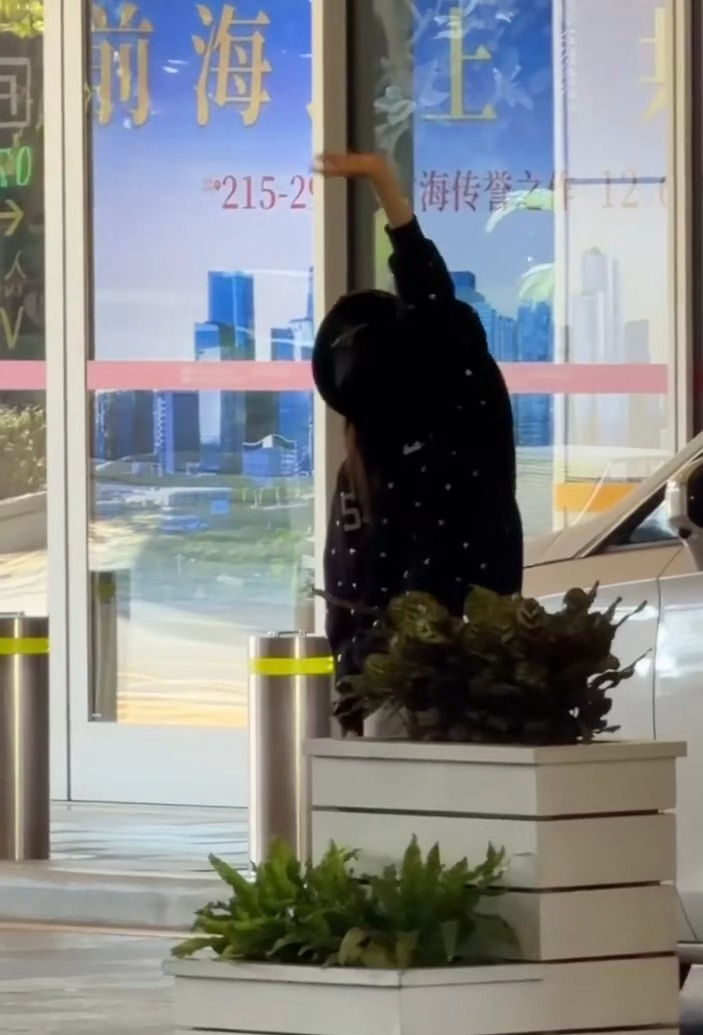 白鹿机场出发，又在饭撒了比心招手飞吻😘起落平安 