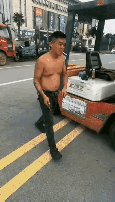 这人太万恶了吧！
他手持剪刀，把停在路边的汽车轮胎逐个扎破。也不知道他为啥这么干
