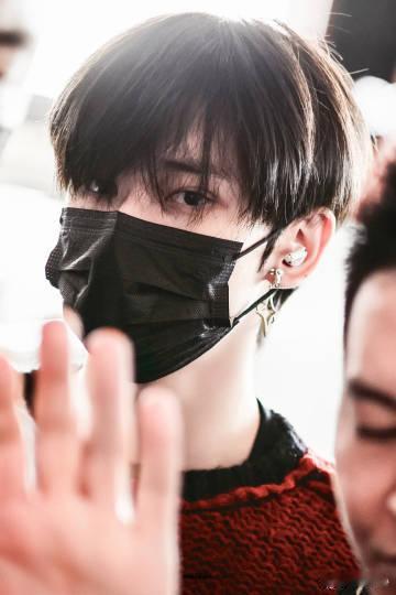 余宇涵耳夹反戴  余宇涵的帅气真是让人陶醉不已，就连耳夹反戴都能成为他个性的彰显