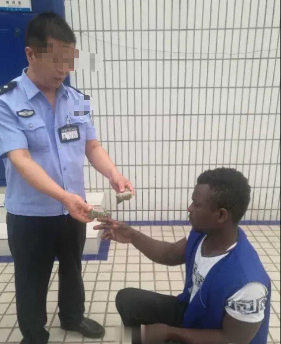 端午节，广东某监狱民警给黑人罪犯发粽子，主打一个温情……[裂开][裂开][裂开]