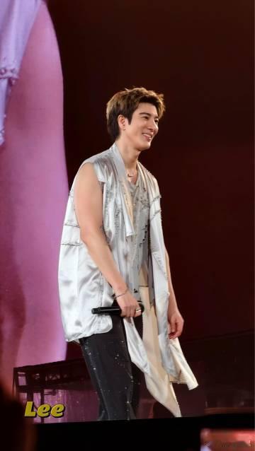 王力宏请好好用你的帅脸王力宏一边wink一边比心二哥演唱会名场面来了，响应粉丝的