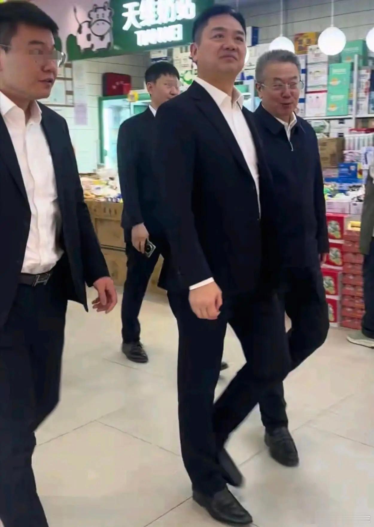 一眼便知刘强东是4个人中最有钱的 