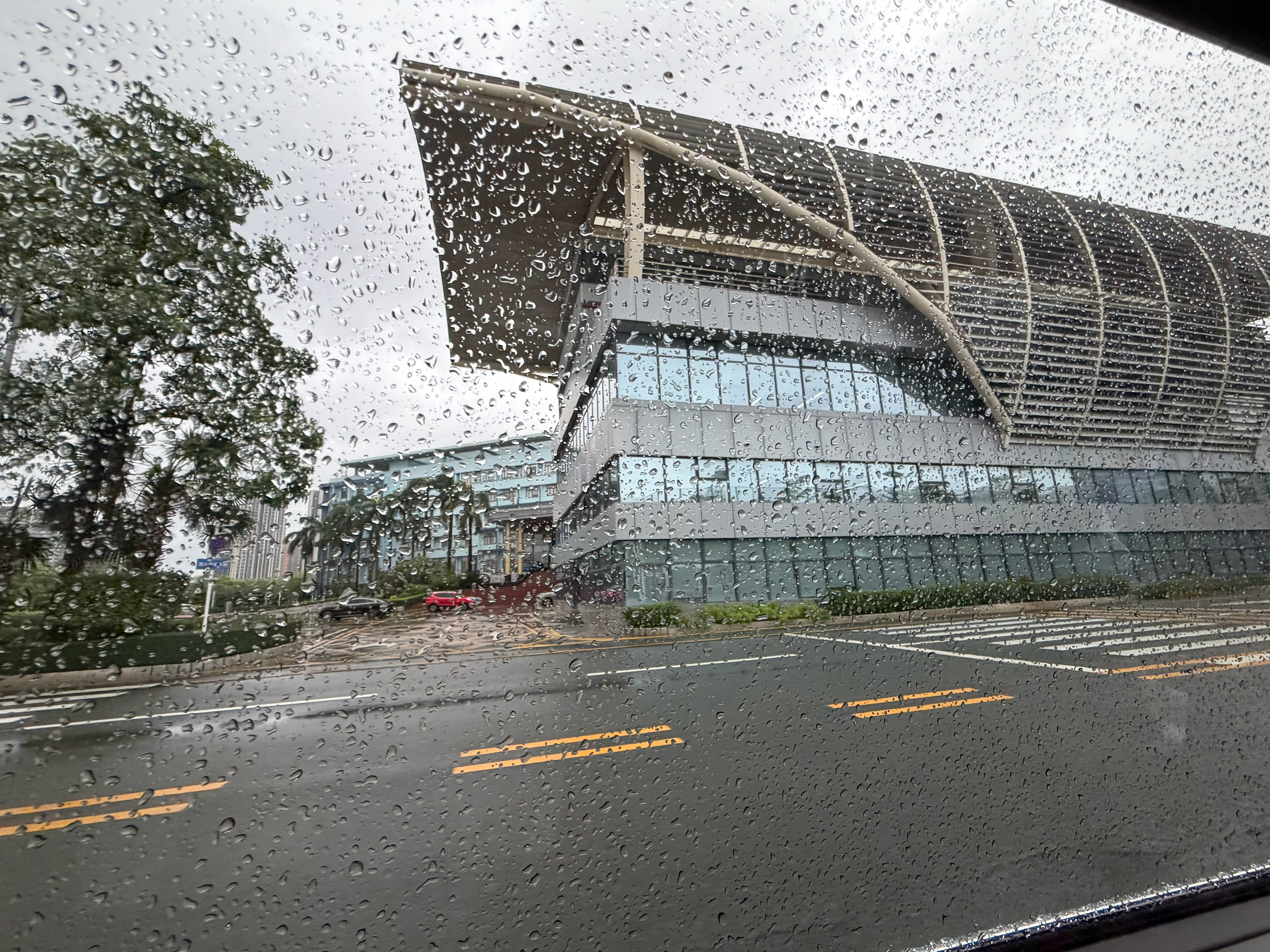 雷雨天气挡不住我们来比亚迪学习学习 深圳·比亚迪股份有限公司(六角大楼)