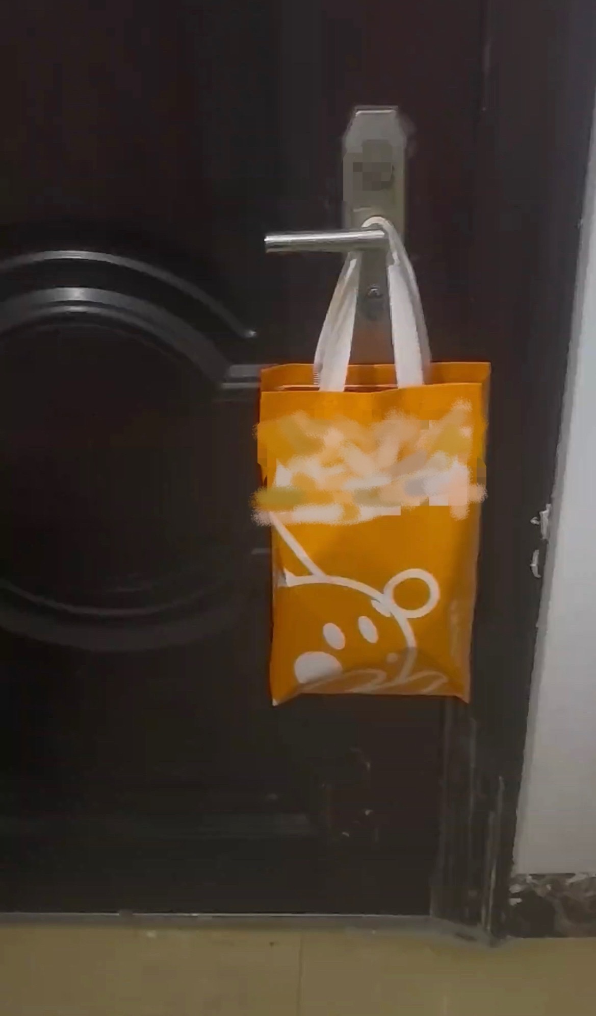 【南宁一房东中秋给租客送月饼和茶叶】近日，网友分享：广西南宁一房东给租客送月饼和