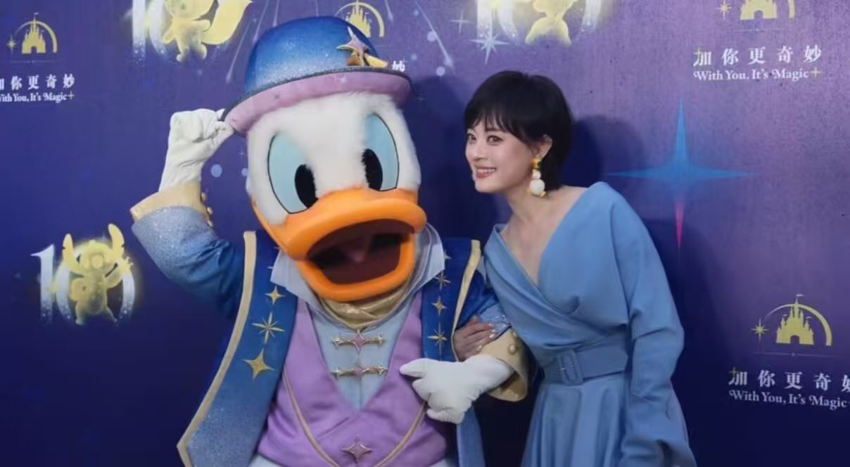 孙俪挽着鸭鸭的时候…宛如黛丝本丝哈哈哈哈哈孙俪柔雾蓝长裙好俏皮孙俪连耳坠都是唐老