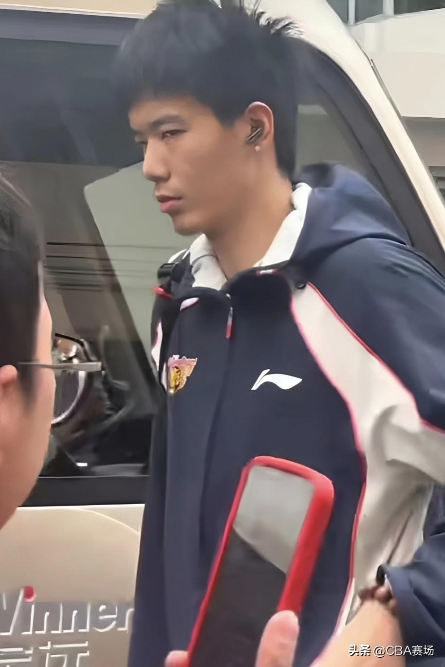 据知名媒体人“导演我躺哪”爆料：广东宏远俱乐部的球员焦泊乔已经去北京开始康复治疗