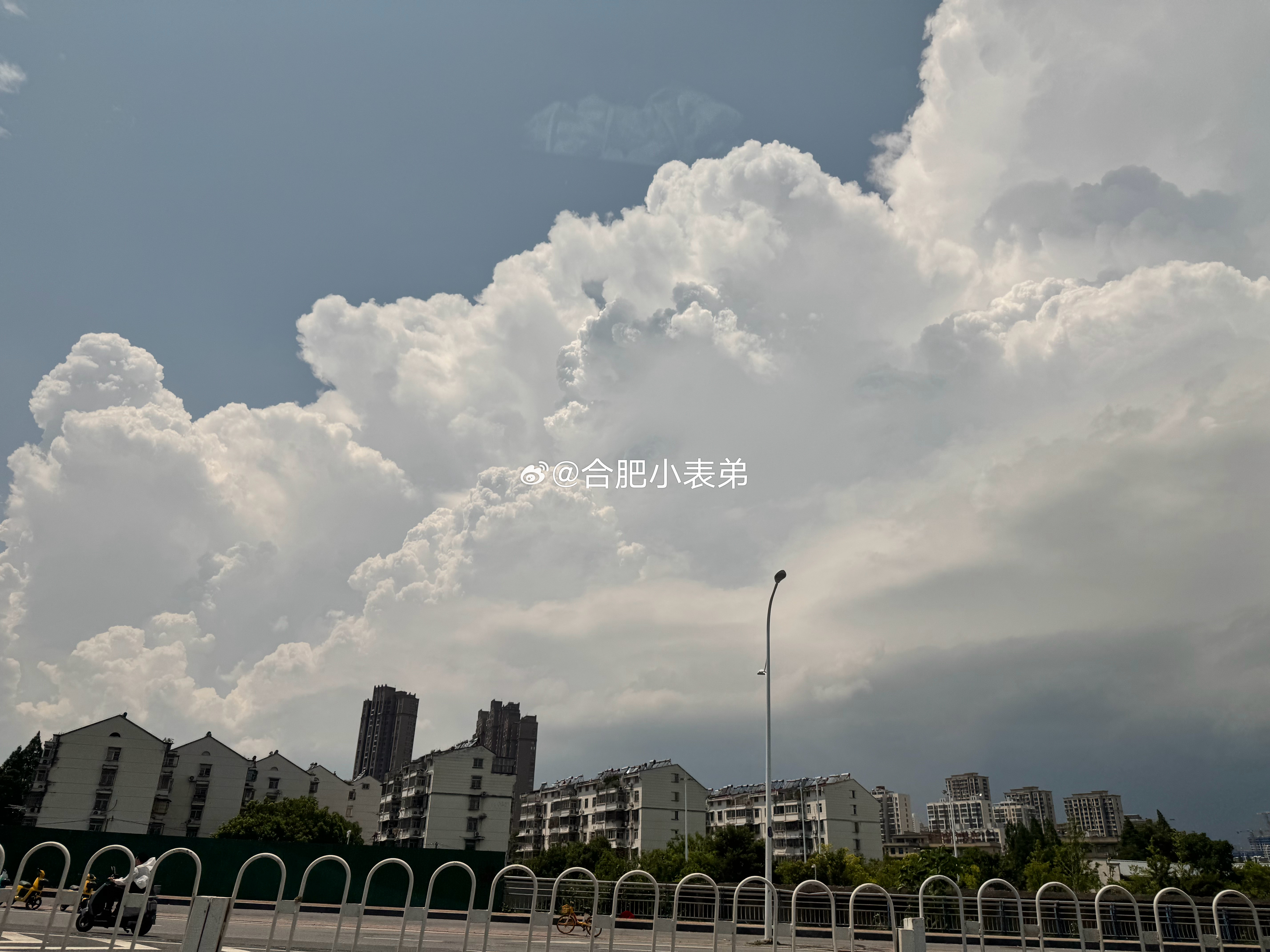 合肥气象最新提醒：蜀山区南岗镇一带新生对流云团，正朝着东北方向移动，将带来短时强