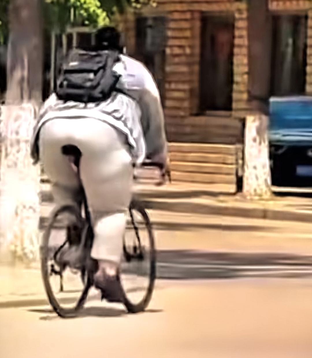 大街上偶遇了一位帅哥。大家看看他有多少斤？路边男子