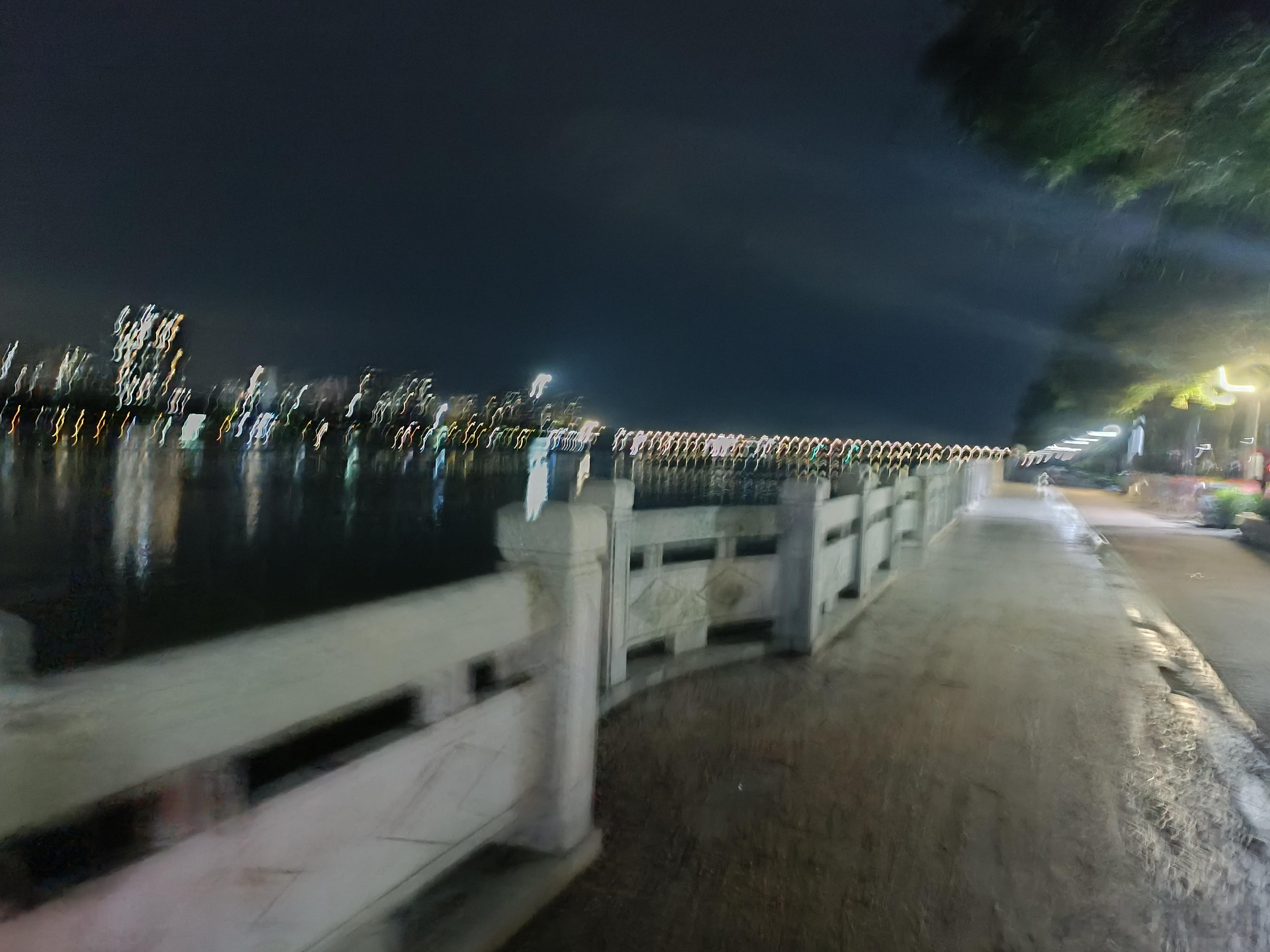 【深夜感慨】不知道是年纪大了还是家庭困境的原因，我确实是越来越舍不得花钱了。我现