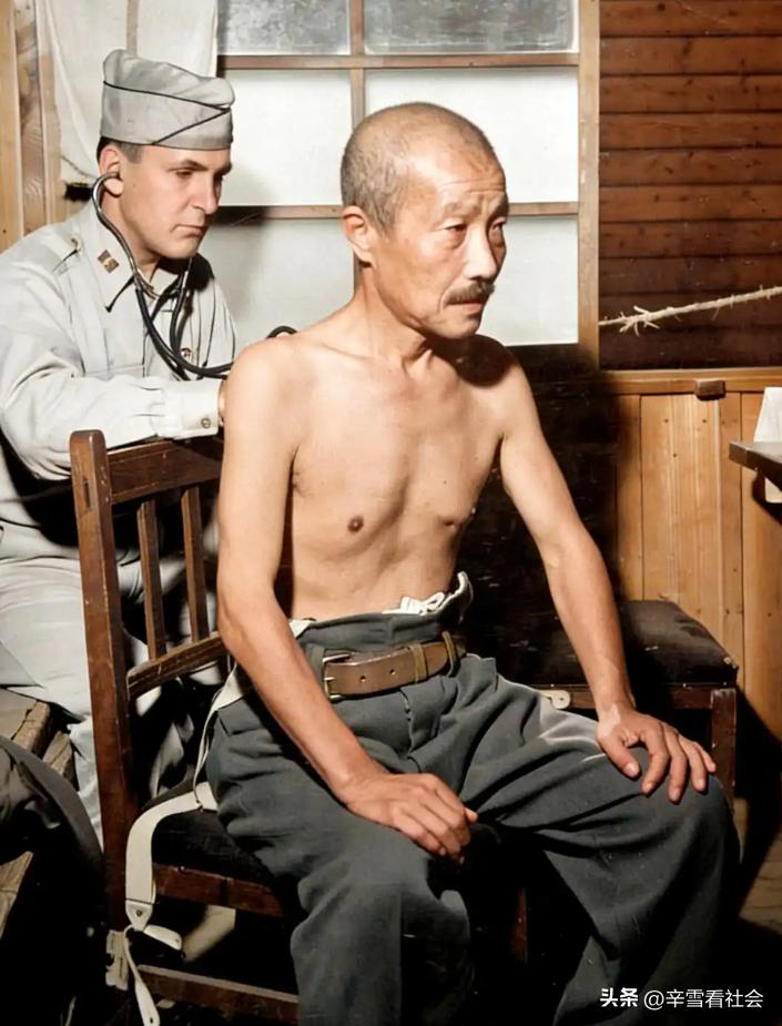 这是臭名昭著的日本甲级战犯:东条英机在监狱里做体检时拍下的老照片。
东条英机是日
