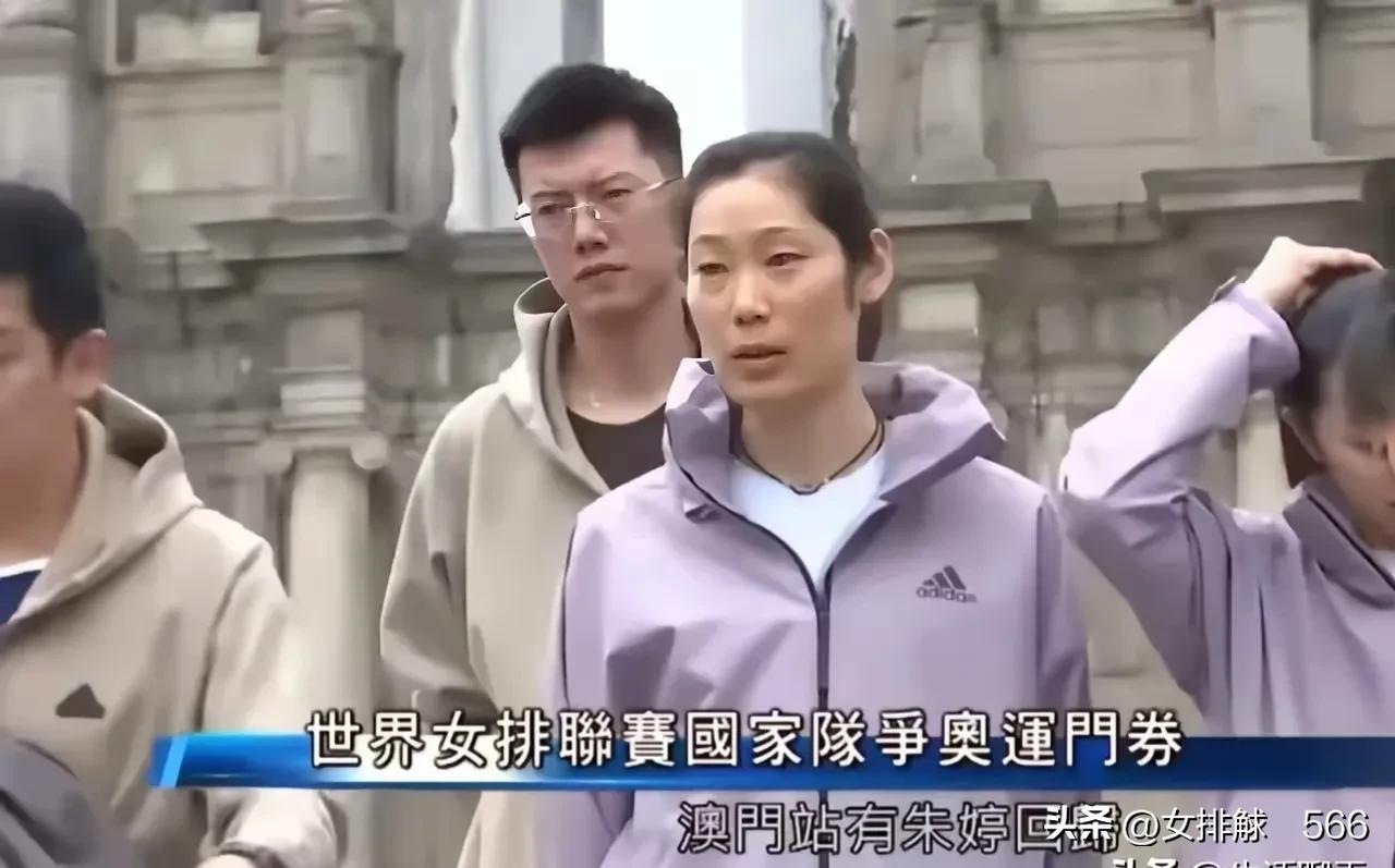 张晨的表情很复杂
       朱婷在球迷千呼万唤中终于时隔三年回归国家队了，而