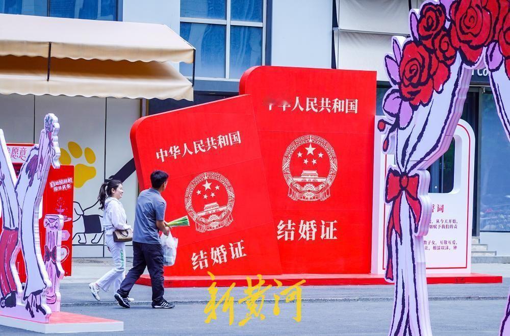 商场营造“520”喜庆气氛，打造多处浪漫场景打卡点！因“520”谐音“我爱你”，