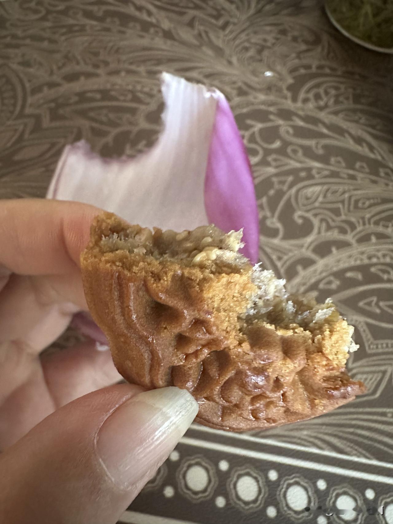 小时候和弟弟为了抢一半大的月饼我把弟弟揍得跟在俺娘后面哭。
他爱哭，到现在也是如