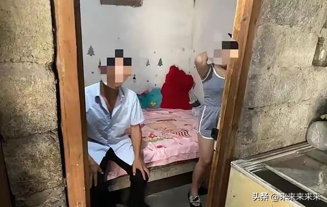 贵州遵义，一栋自建房的负二层，阴暗潮湿。
 
78岁的林某访拐了进去，这是他第二