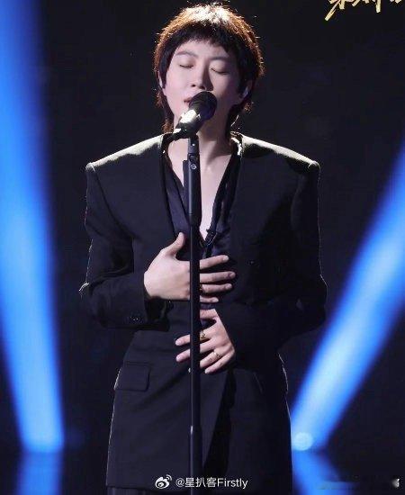 聚光灯下，歌声滚烫，音乐永远年轻 一代人终将老去但音乐永远年轻歌手2026