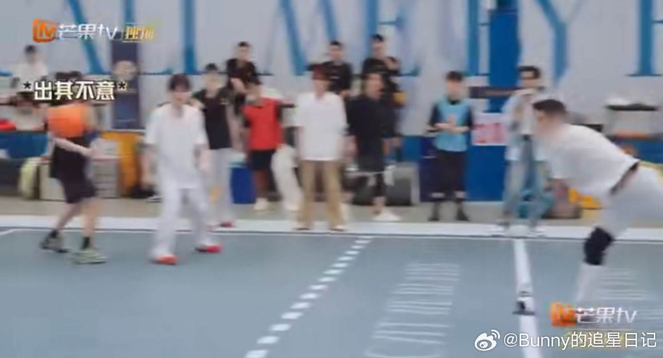 #符龙飞躲球顺便做了个俯卧撑#符龙飞因重心不稳摔倒，顺便还做了个俯卧撑，哥你也太