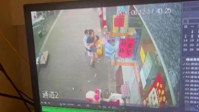男童被小区大理石桌砸中头部身亡3岁男童在小区大堂玩耍时，被倾倒的未固定石桌砸中头