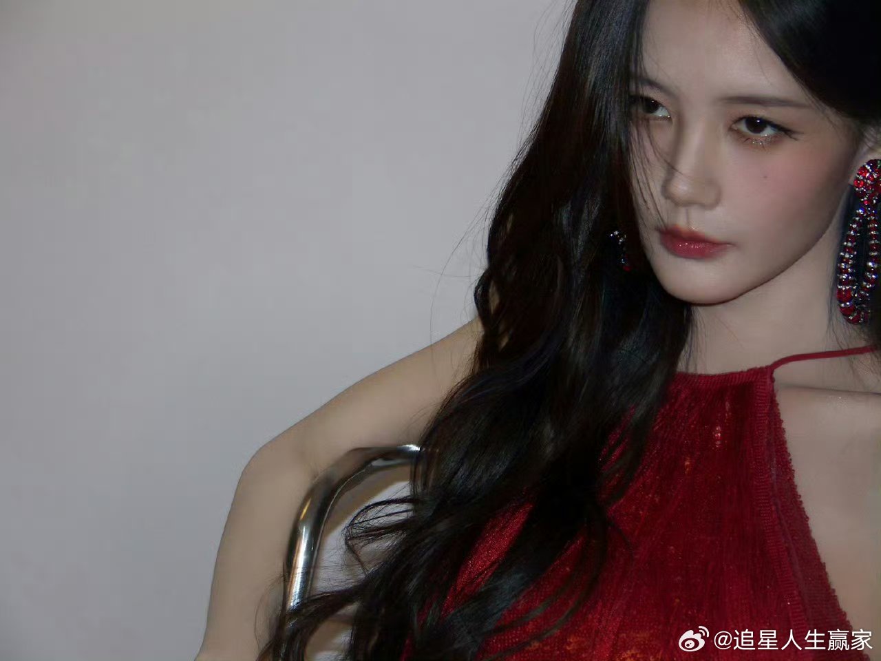 李一桐发了49999的红包好大方的美女姐姐啊，这套妆造也蛮好看的，红色真的很好看