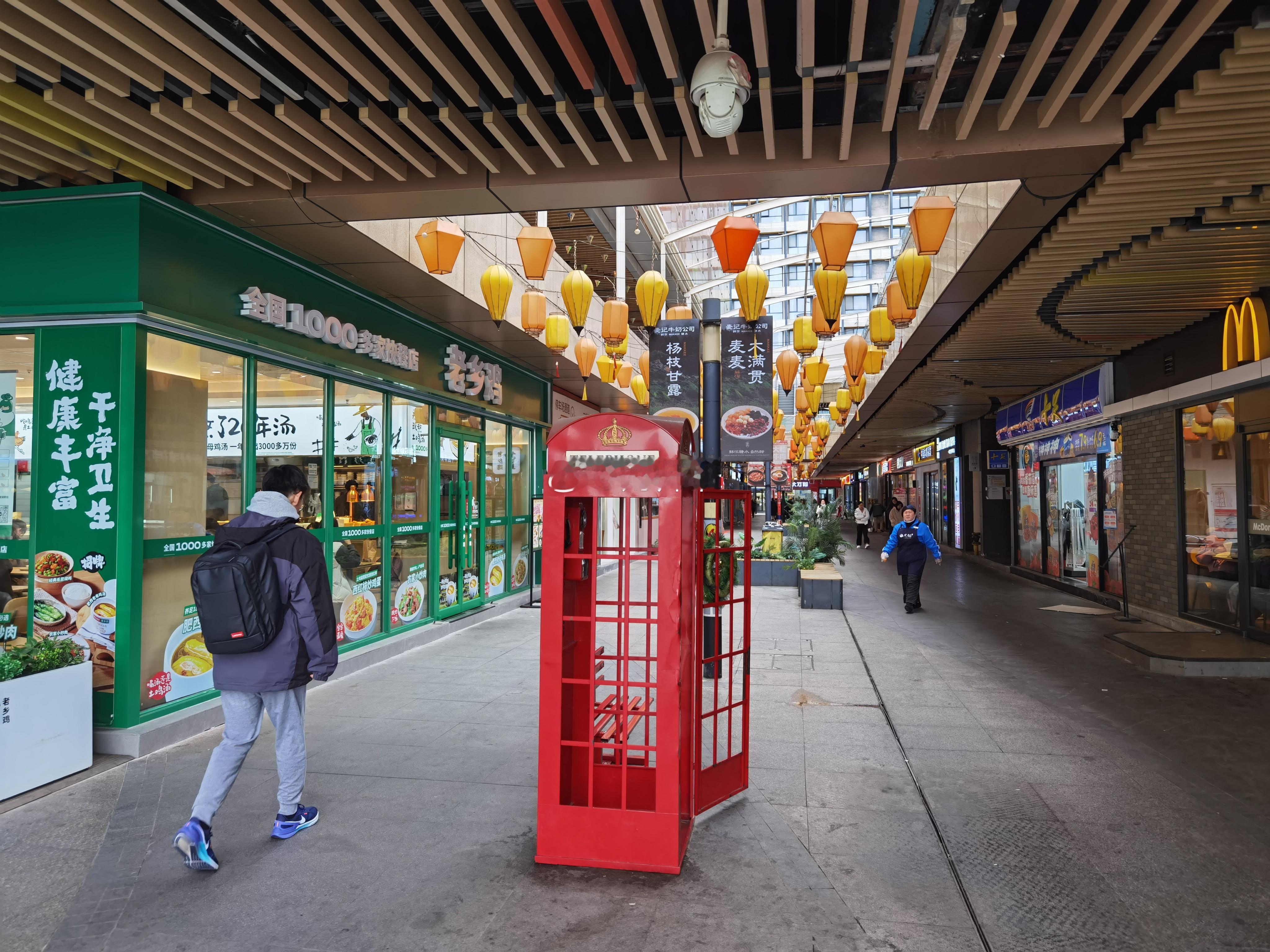 高教区的天悦城，周末来逛逛还是不错的。食肆巨多，周边还可以逛逛绍兴几所大学。 绍