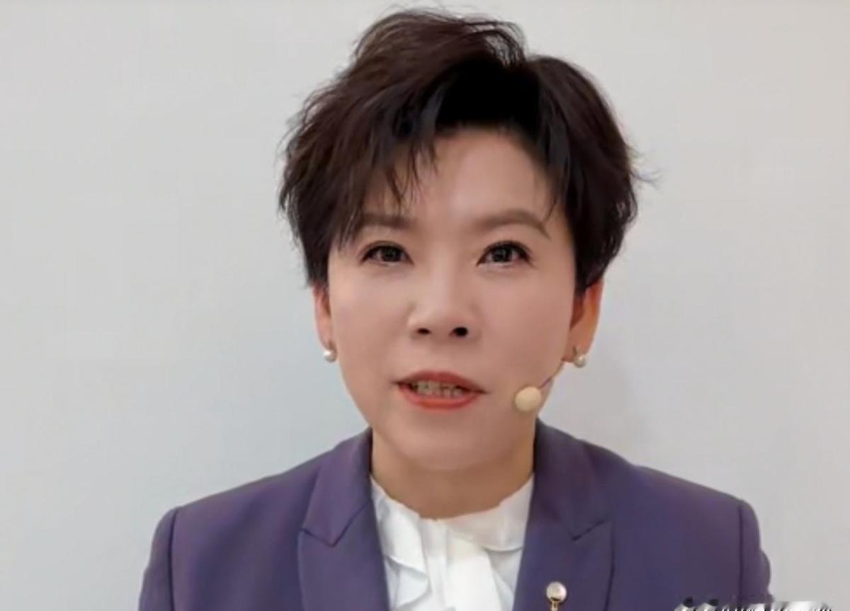 王曼昱一发球，孙颖莎就乱了阵脚。
不是莎莎状态差，是王曼昱把比赛改成了自己的主场