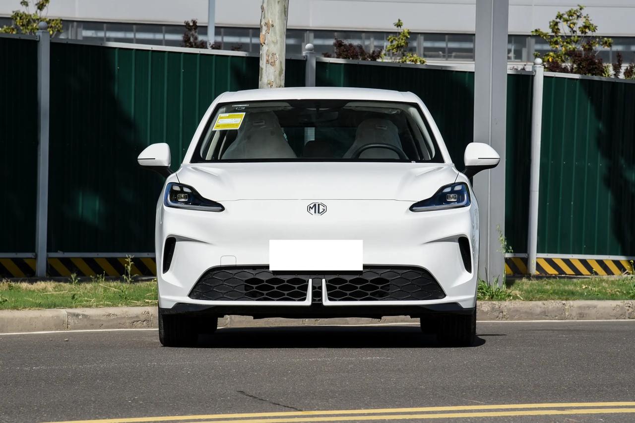 新款MG4这次的调性很明确，🎨悬浮车顶、新配色、运动感外观，好像在往年轻人审美