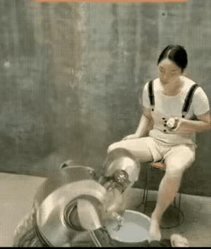 这机器人脾气不咋好，能不能退货？
女子买了个机器人，寻思这下子可爽了。
天天小手