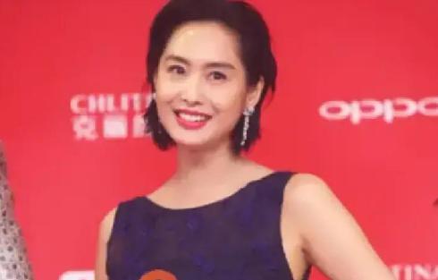 2004年，颁奖典礼上黄子华问朱茵：“你的朱是不是母猪的猪呀？”朱茵没有回复。黄