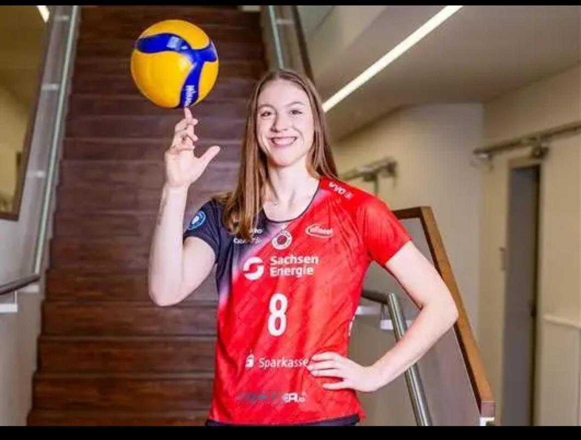 今天晚上女排联赛A级比赛，因为关系到福建女排、辽宁女排谁最终降级，参加与B级前两