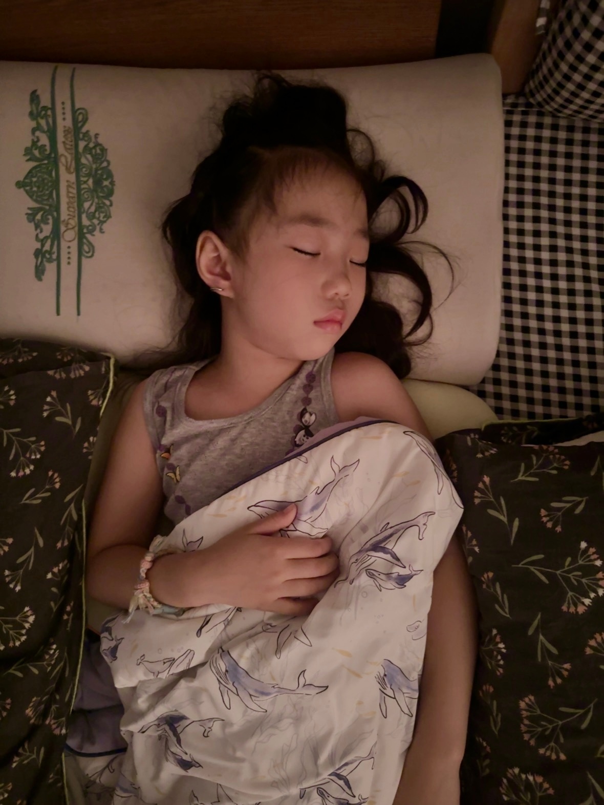 睡觉难 难于上青天 不止晚上难 午睡也很难 又一个多小时 终于女睡着 