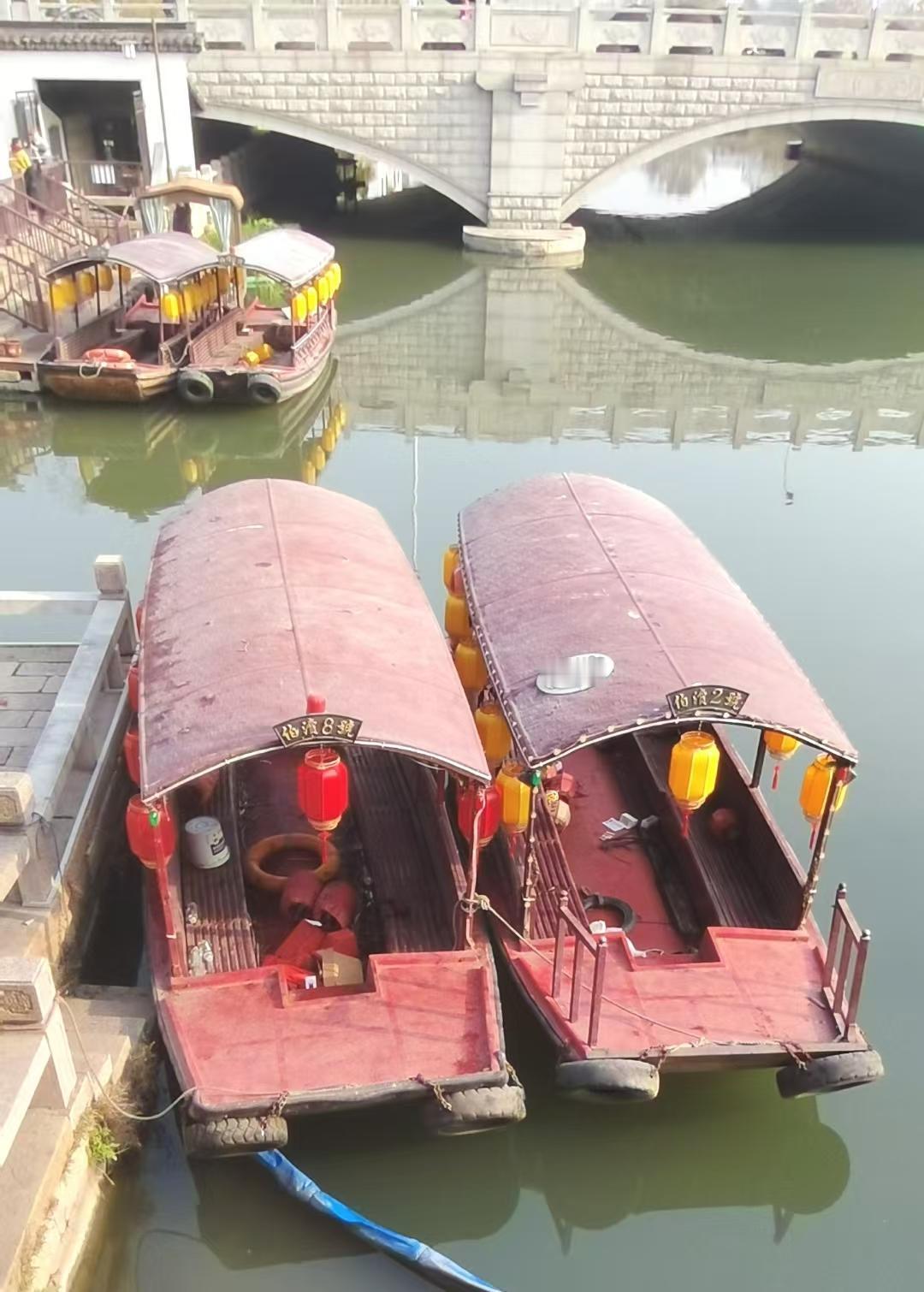 古运河无锡段荣耀登上国家“幸福河湖”榜单。

大运河南尖公园内，评弹名家弹唱《徐