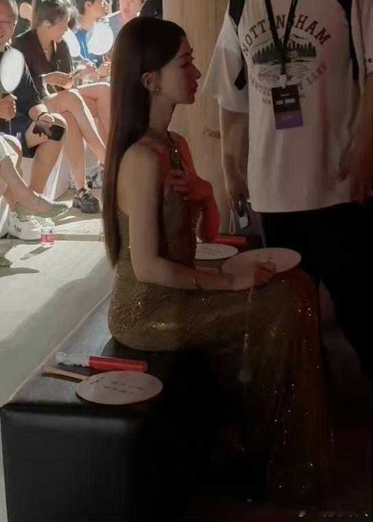 #吴谨言坐姿仪态#  吴谨言的坐姿一整个是有效坐姿，坐姿仪态绝美！气质一整个拿捏