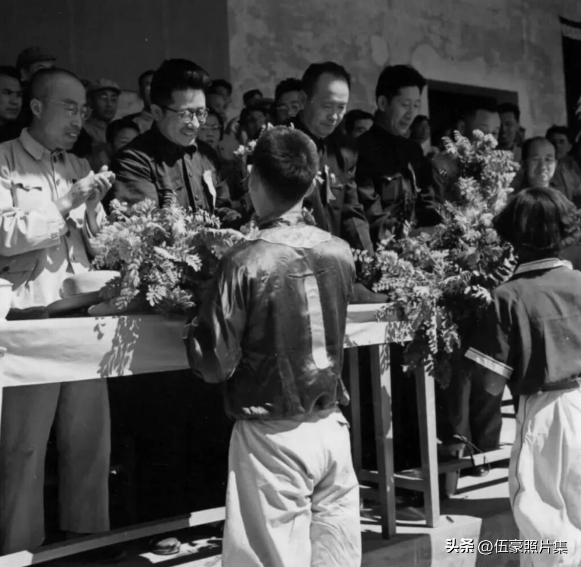 1957年5月1日，内蒙古自治区成立十周年庆祝活动中，呼和浩特东门外赛马场举行了