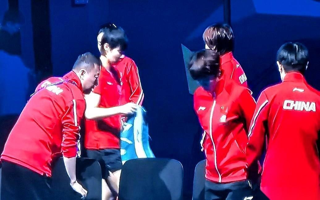 伦敦世乒赛女团决赛，又是她们，中日对决。
第六次了。
前五次，日本队都是在球网对