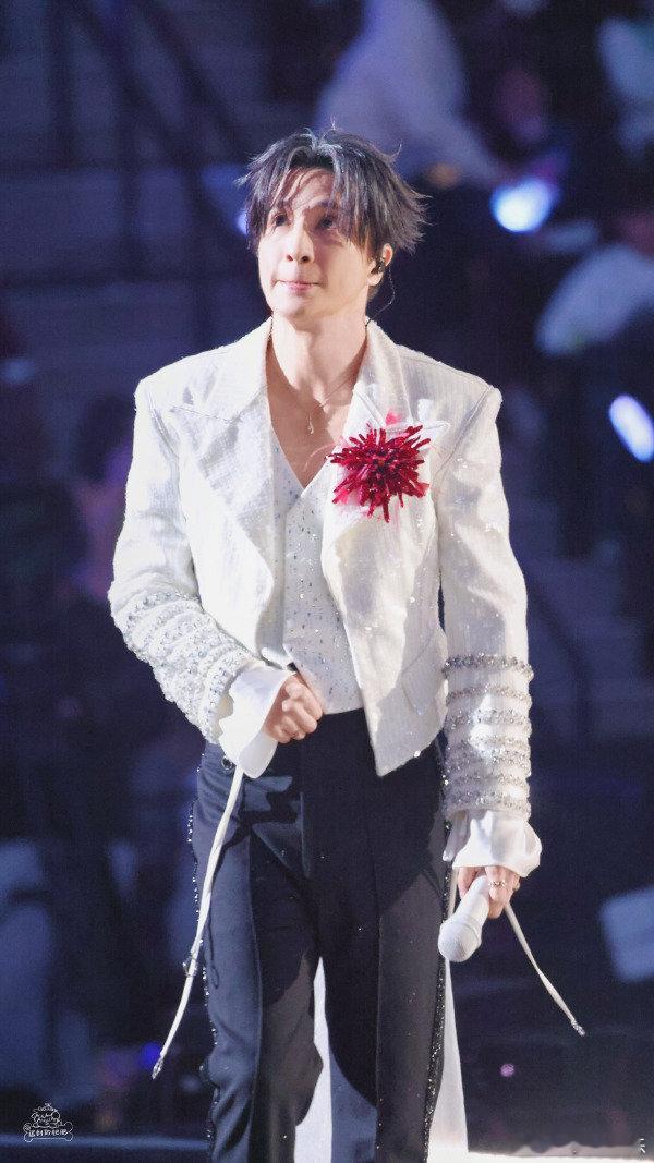 薛之谦回应没有独唱薛之谦直播解释没独唱，喉咙不舒服还这么坦诚，粉到宝了薛之谦喉咙