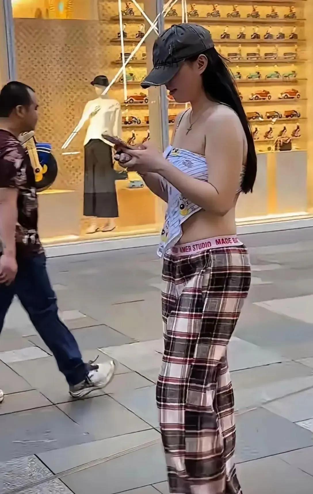 姑娘你穿成这样！就不怕回家你妈打你吗？