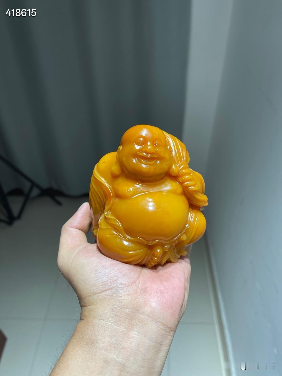 清 田黄石雕魏汝奮款弥勒佛摆件

规格：高11cm，宽9cm，重1107.5g